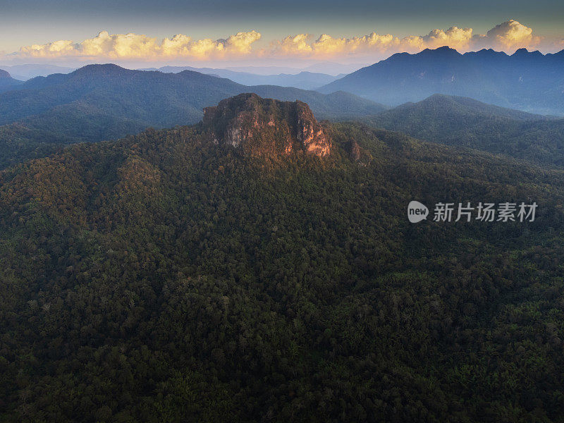 在泰国清莱省的Doi Luang Chiang Dao，日出时美丽的空中景观。